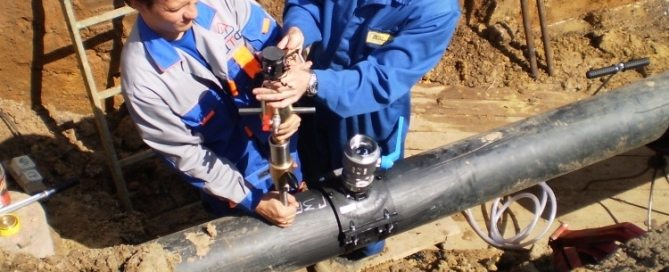 How to bump into a water pipe under pressure