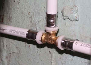 The coupling connecting for plastic pipes